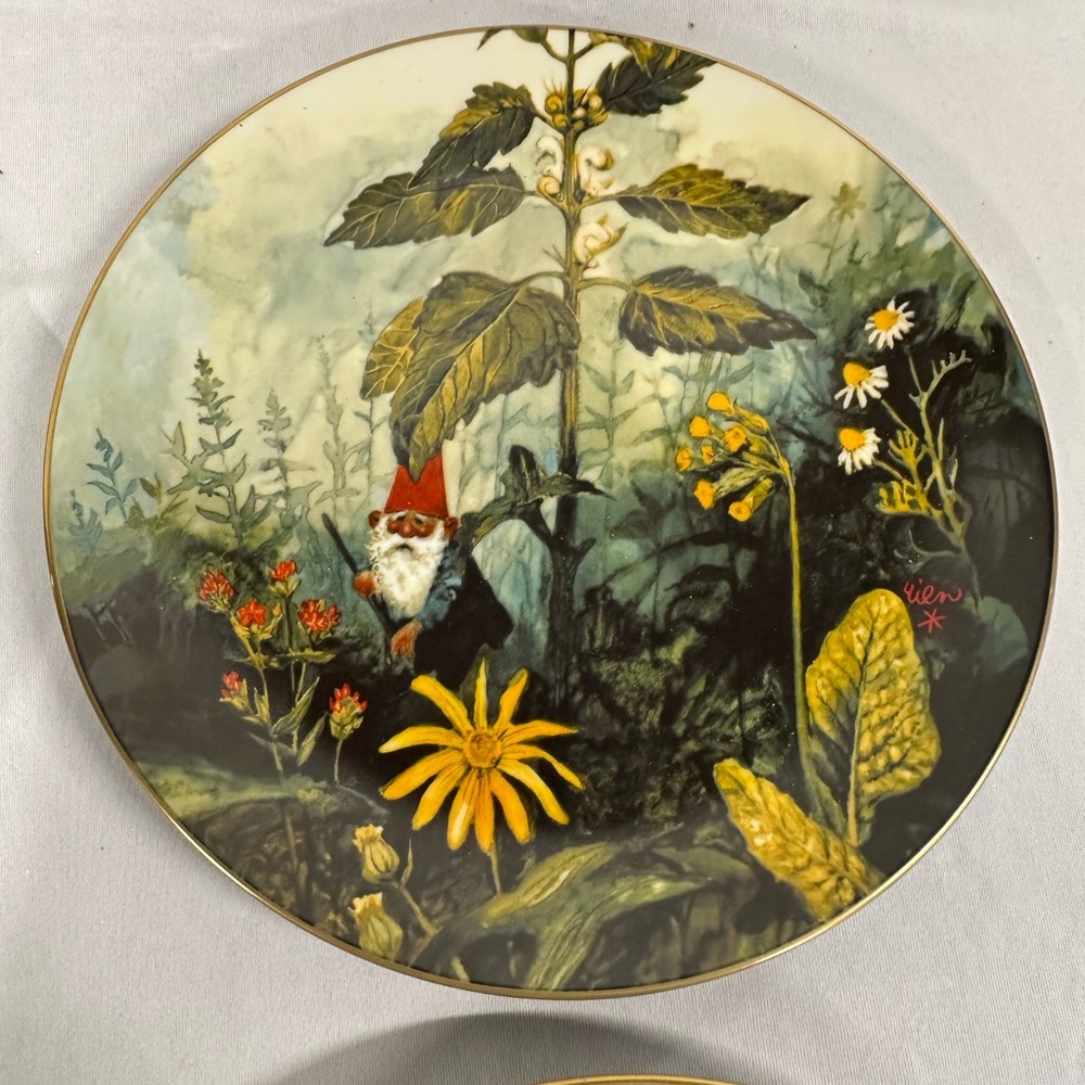Vintage Rien Poortvliet “Gnomes Four Seasons” Collectible Plates (set of 4) - Picture 3 of 10